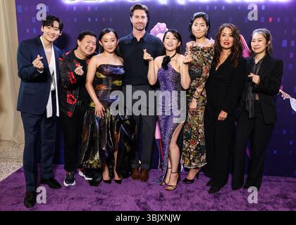 HOLLYWOOD, LOS ANGELES, CALIFORNIE, ÉTATS-UNIS - 16 JUIN : L'auteur-compositeur-interprète sud-coréen-américain et animateur de télévision Kevin Woo, l'acteur américain, comédien et médecin agréé Ken Jeong (Kendrick Kang-Joh Jeong), l'actrice américaine Ji-young Yoo (SunHee Seo), l'illustrateur américain, concepteur de production et réalisateur Chris Appelhans, l'actrice américaine, chanteuse et mannequin Arden Cho, actrice américaine May Hong, Michelle Wong et réalisatrice de Sony Pictures Maggie Kang Kang arrivent au Netflix's animation Banque D'Images