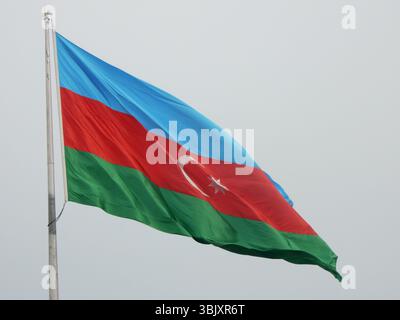 Le drapeau bleu, rouge et vert de l'Azerbaïdjan à Bakou Banque D'Images