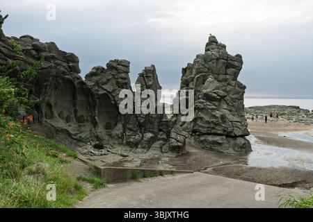 La côte de Senjojiki, célèbre lieu de coucher de soleil avec de vastes formations rocheuses. Ville de Fukaura, préfecture d'Aomori, Japon. Banque D'Images