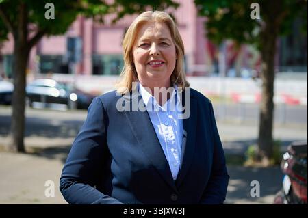Baerbel Bas SPD, Bundesministerin fuer Arbeit und Soziales, AM 17.06. 2025 à Berlin. SIE War vom 26. Oktober 2021 bis zum 25. Maerz 2025 Praesidentin des Deutschen Bundestages und ist seit dem 6. Mai 2025 Bundesministerin fuer Arbeit und Soziales der Bundesrepublik Deutschland im Kabinett Merz CDU. USAGE ÉDITORIAL EXCLUSIF *** Baerbel Bas SPD , ministre fédéral du travail et des Affaires sociales, le 17 06 2025 à Berlin, elle a été présidente du Bundestag allemand du 26 octobre 2021 au 25 mars 2025 et ministre fédéral du travail et des Affaires sociales de la République fédérale d'Allemagne au sein de la CDU de Merz Banque D'Images