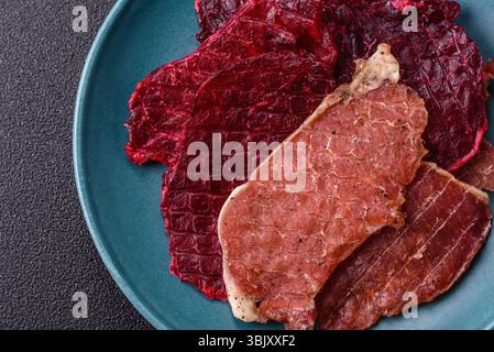 Tranches de viande de porc séchée et saccadée avec sel et épices Banque D'Images