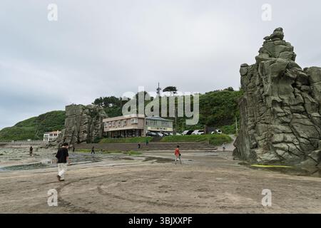 La côte de Senjojiki, célèbre lieu de coucher de soleil avec de vastes formations rocheuses. Ville de Fukaura, préfecture d'Aomori, Japon. Banque D'Images