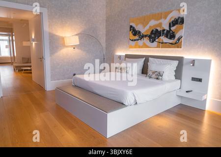 Chambre moderne avec lit plateau blanc et œuvres d'art abstraites Banque D'Images