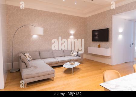 Salon moderne avec canapé en l et table basse en marbre Banque D'Images