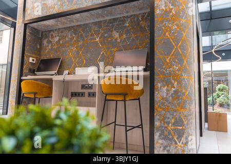 Espace de travail moderne avec tabourets de bureau et de bar dans l'hôtel de luxe Banque D'Images
