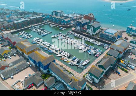 Exmouth, Devon, Royaume-Uni. 17 juin 2025. Météo britannique. Vue aérienne générale d'Exmouth Marina à Exmouth dans le Devon lors d'un après-midi de soleil brûlant. Crédit photo : Graham Hunt/Alamy Live News Banque D'Images