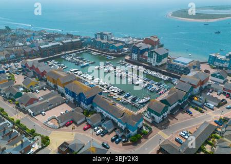 Exmouth, Devon, Royaume-Uni. 17 juin 2025. Météo britannique. Vue aérienne générale d'Exmouth Marina à Exmouth dans le Devon lors d'un après-midi de soleil brûlant. Crédit photo : Graham Hunt/Alamy Live News Banque D'Images