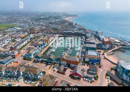Exmouth, Devon, Royaume-Uni. 17 juin 2025. Météo britannique. Vue aérienne générale d'Exmouth Marina à Exmouth dans le Devon lors d'un après-midi de soleil brûlant. Crédit photo : Graham Hunt/Alamy Live News Banque D'Images