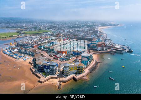Exmouth, Devon, Royaume-Uni. 17 juin 2025. Météo britannique. Vue aérienne générale d'Exmouth Marina à Exmouth dans le Devon lors d'un après-midi de soleil brûlant. Crédit photo : Graham Hunt/Alamy Live News Banque D'Images