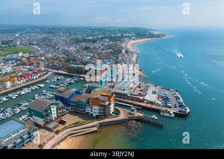 Exmouth, Devon, Royaume-Uni. 17 juin 2025. Météo britannique. Vue aérienne générale d'Exmouth Marina à Exmouth dans le Devon lors d'un après-midi de soleil brûlant. Crédit photo : Graham Hunt/Alamy Live News Banque D'Images