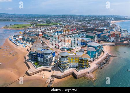 Exmouth, Devon, Royaume-Uni. 17 juin 2025. Météo britannique. Vue aérienne générale d'Exmouth Marina à Exmouth dans le Devon lors d'un après-midi de soleil brûlant. Crédit photo : Graham Hunt/Alamy Live News Banque D'Images