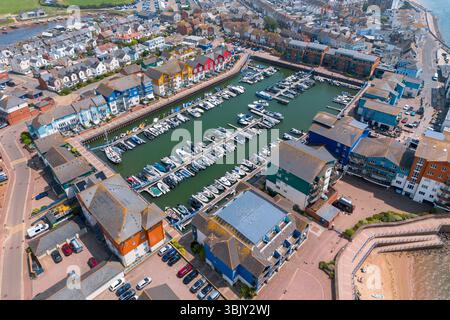 Exmouth, Devon, Royaume-Uni. 17 juin 2025. Météo britannique. Vue aérienne générale d'Exmouth Marina à Exmouth dans le Devon lors d'un après-midi de soleil brûlant. Crédit photo : Graham Hunt/Alamy Live News Banque D'Images
