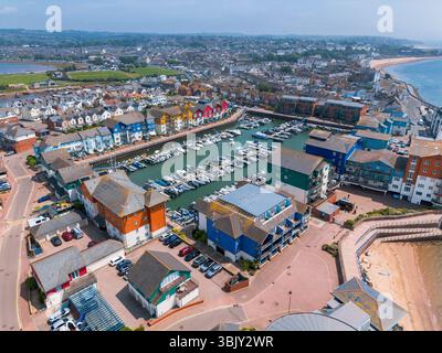Exmouth, Devon, Royaume-Uni. 17 juin 2025. Météo britannique. Vue aérienne générale d'Exmouth Marina à Exmouth dans le Devon lors d'un après-midi de soleil brûlant. Crédit photo : Graham Hunt/Alamy Live News Banque D'Images