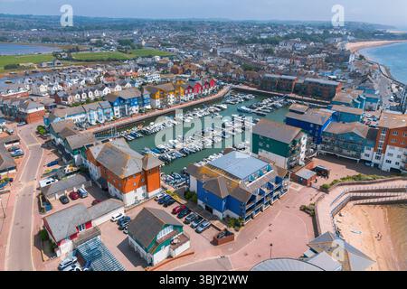 Exmouth, Devon, Royaume-Uni. 17 juin 2025. Météo britannique. Vue aérienne générale d'Exmouth Marina à Exmouth dans le Devon lors d'un après-midi de soleil brûlant. Crédit photo : Graham Hunt/Alamy Live News Banque D'Images