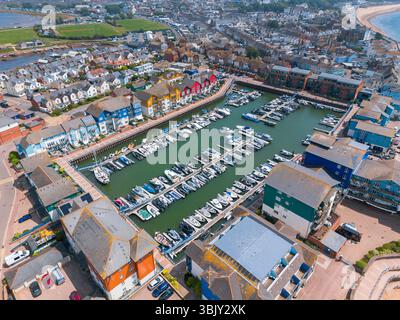 Exmouth, Devon, Royaume-Uni. 17 juin 2025. Météo britannique. Vue aérienne générale d'Exmouth Marina à Exmouth dans le Devon lors d'un après-midi de soleil brûlant. Crédit photo : Graham Hunt/Alamy Live News Banque D'Images