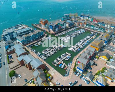 Exmouth, Devon, Royaume-Uni. 17 juin 2025. Météo britannique. Vue aérienne générale d'Exmouth Marina à Exmouth dans le Devon lors d'un après-midi de soleil brûlant. Crédit photo : Graham Hunt/Alamy Live News Banque D'Images