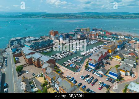 Exmouth, Devon, Royaume-Uni. 17 juin 2025. Météo britannique. Vue aérienne générale d'Exmouth Marina à Exmouth dans le Devon lors d'un après-midi de soleil brûlant. Crédit photo : Graham Hunt/Alamy Live News Banque D'Images