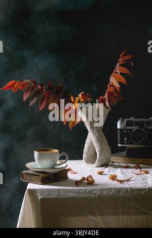 Café avec les feuilles d'automne Banque D'Images