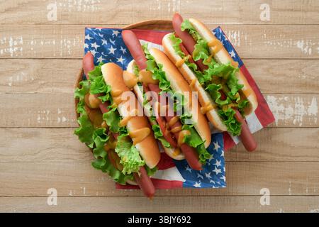 4 juillet jour de l'indépendance américaine pique-nique traditionnel. Hot dog avec chips et cocktail, drapeaux américains et symbole Banque D'Images