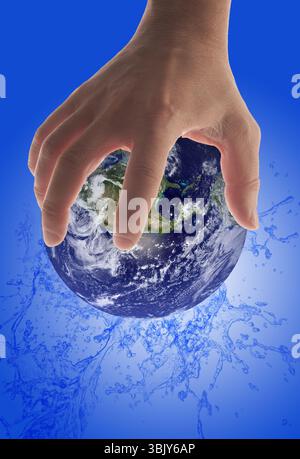 main sur la planète terre avec l'eau éclaboussant loin de lui, le concept de pénurie d'eau Banque D'Images