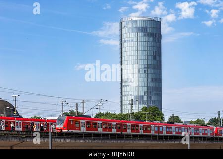 La gare Messe-Deutz, CologneTriangle Tower, train local, Cologne, Allemagne. Der Bahnhof Messe-Deutz, KoelnTriangle Turm, S-Bahn, Koeln, Deutschland Banque D'Images