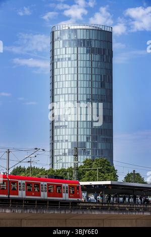 La gare Messe-Deutz, CologneTriangle Tower, train local, Cologne, Allemagne. Der Bahnhof Messe-Deutz, KoelnTriangle Turm, S-Bahn, Koeln, Deutschland Banque D'Images