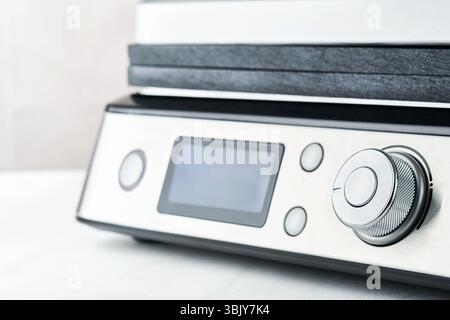Gril électrique. Outil de gril portable de cuisine moderne pour la cuisine moderne pour griller de la viande, des légumes et des collations pour le dîner ou par Banque D'Images