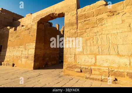 LOUXOR, ÉGYPTE – 26 OCTOBRE : D'anciens hiéroglyphes ornent les murs de pierre érodés du complexe du temple de Karnak, un vaste musée en plein air et l'un des plus grands sites religieux au monde, le 26 octobre. Banque D'Images
