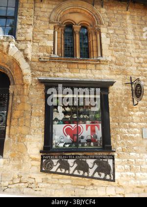 Bâtiment historique en pierre avec une vitrine de salon de thé avec des ensembles de thé. Lincoln, Angleterre Banque D'Images
