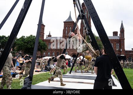 Washington, Vereinigte Staaten. 14 juin 2025.              Lors de la célébration du 250e anniversaire de l'armée des États-Unis sur le National Mall à Washington, DC le samedi 14 juin 2025. Crédit : Andrew Thomas/CNP/dpa/Alamy Live News Banque D'Images