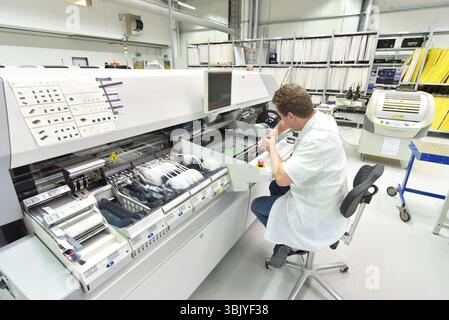 En micro-électronique de l'ingénierie : les travailleurs dans la production et l'assemblage de composants électroniques de haute technologie dans une usine moderne Banque D'Images