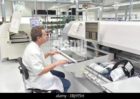 En micro-électronique de l'ingénierie : les travailleurs dans la production et l'assemblage de composants électroniques de haute technologie dans une usine moderne Banque D'Images