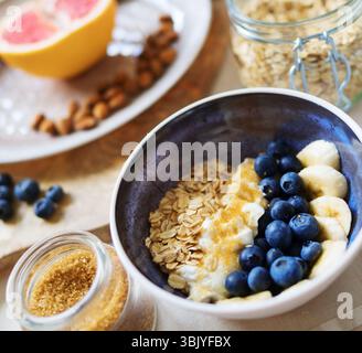 Petit déjeuner sain avec baies, yaourt et flocons d'avoine. Banque D'Images