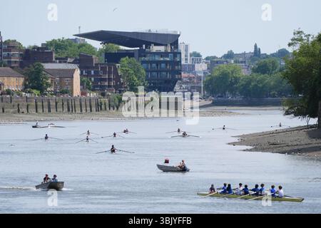 Rameurs sur la Tamise à Hammersmith, à l'ouest de Londres. Les températures pourraient atteindre 33 °C ce week-end alors que certaines parties du Royaume-Uni se prélassent dans une vague de chaleur. Les prévisionnistes s'attendent à ce que les températures atteignent un pic de 33 °C dimanche dans l'est de l'Angleterre, approchant la température la plus élevée jamais enregistrée en juin - 35 °C en 1976. Date de la photo : mardi 17 juin 2025. Banque D'Images