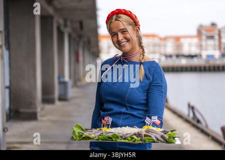 SCHEVENINGEN - la vente aux enchères du premier fût de hareng. Cette année, les profits iront à la Fondation JOGG pour le déploiement de la « Healthy Elementary School of the future. ANP JEROEN JUMELET pays-bas OUT - belgique OUT Banque D'Images