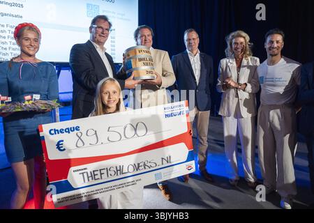 SCHEVENINGEN - la vente aux enchères du premier fût de hareng. Cette année, les profits iront à la Fondation JOGG pour le déploiement de la « Healthy Elementary School of the future. ANP JEROEN JUMELET pays-bas OUT - belgique OUT Banque D'Images