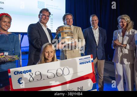 SCHEVENINGEN - la vente aux enchères du premier fût de hareng. Cette année, les profits iront à la Fondation JOGG pour le déploiement de la « Healthy Elementary School of the future. ANP JEROEN JUMELET pays-bas OUT - belgique OUT Banque D'Images