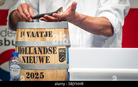 SCHEVENINGEN - la vente aux enchères du premier fût de hareng. Cette année, les profits iront à la Fondation JOGG pour le déploiement de la « Healthy Elementary School of the future. ANP JEROEN JUMELET pays-bas OUT - belgique OUT Banque D'Images