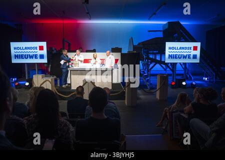 SCHEVENINGEN - la vente aux enchères du premier fût de hareng. Cette année, les profits iront à la Fondation JOGG pour le déploiement de la « Healthy Elementary School of the future. ANP JEROEN JUMELET pays-bas OUT - belgique OUT Banque D'Images