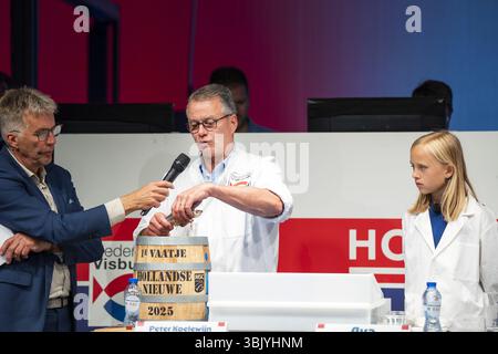 SCHEVENINGEN - la vente aux enchères du premier fût de hareng. Cette année, les profits iront à la Fondation JOGG pour le déploiement de la « Healthy Elementary School of the future. ANP JEROEN JUMELET pays-bas OUT - belgique OUT Banque D'Images