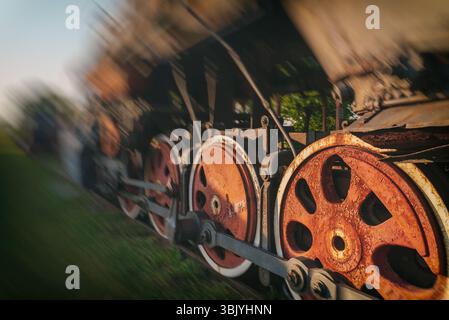 Roues d'une vieille locomotive à vapeur rouillée. Banque D'Images