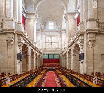 Vue intérieure de l'ancienne église hospitalière du XVIe siècle, qui abrite aujourd'hui le Parlement andalou, présentant une architecture grandiose et des sièges. Banque D'Images