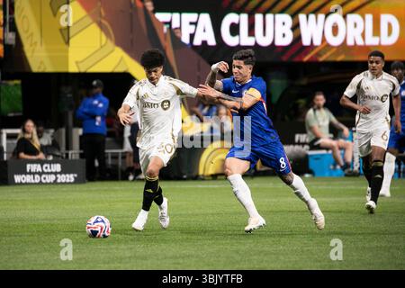 Atlanta, États-Unis. 16 juin 2025. L'attaquant du LAFC David Martinez (30 ans) et le milieu de terrain du Chelsea FC Enzo Fernandez (8 ans) se battent pour le ballon lors de la deuxième moitié de la Coupe du monde des clubs de la FIFA au stade Mercedes-Benz d'Atlanta, en Géorgie, le 16 juin 2025. (Photo de Kindell Buchanan/Sipa USA) crédit : Sipa USA/Alamy Live News Banque D'Images