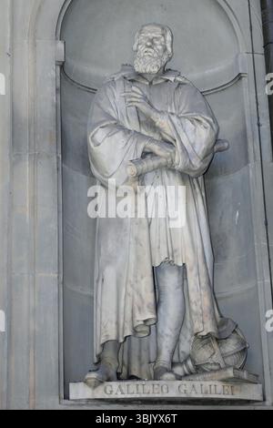 Florence, Fi, Italie - 4 mars 2025 : Statue de GALILEO GALILEI, astronome, ingénieur et scientifique italien célèbre Banque D'Images