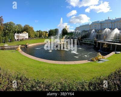 Château de Peterhof, avec les jardins et les fontaines d'eau avec les canaux d'eau derrière elle, Russie Banque D'Images