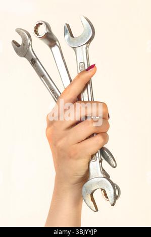 femme tenant de grandes clés en chrome-vanadium dans la main Banque D'Images