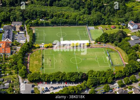 Luftbild, Fußballstadion und Sportanlage von-Böttinger-Platz SC Velbert, Schulsport und Training, Velbert, Ruhrgebiet, Rhénanie-du-Nord-Westphalie, Deutschland ACHTUNGxMINDESTHONORARx60xEURO *** vue aérienne, stade de football et installations sportives von Böttinger Platz SC Velbert, sports scolaires et entraînement, Velbert, région de la Ruhr, Rhénanie du Nord-Westphalie, Allemagne ACHTUNGxMINDESTHONORARx60xEURO Banque D'Images