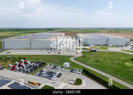 Centre logistique avec panneaux solaires sur le toit. Vue aérienne. Banque D'Images