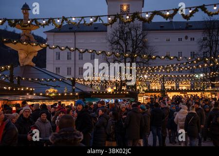 Salzbourg, Autriche - 21 décembre 2024 : marché de Noël à Salzbourg illuminé la nuit Banque D'Images