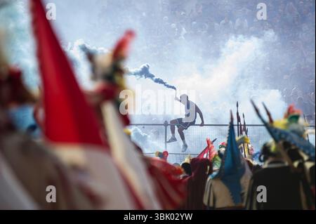Les supporters de l'équipe bleue encouragent lors du match historique de football florentin entre blues et rouge sur la place Santa Croce, Florence (Italie), le 14 juin 2025. Banque D'Images